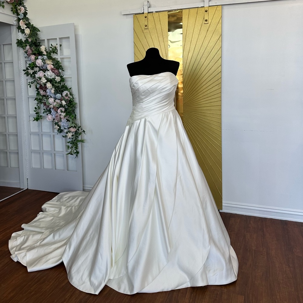 Elegant Strapless White Wedding Dress